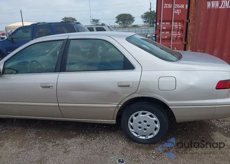 1999 Toyota Camry Le z USA, uszkodzony, nr VIN 4T1BG22K8XU529578